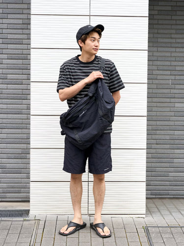 モノトーンでまとめたシンプルリラックススタイル