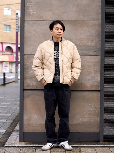 短丈のダウンジャケットでボトムも合わせやすい。
