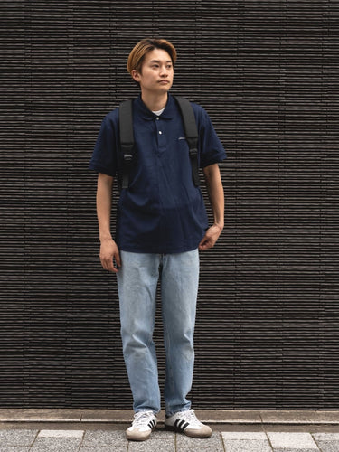 シンプルなポロシャツスタイル