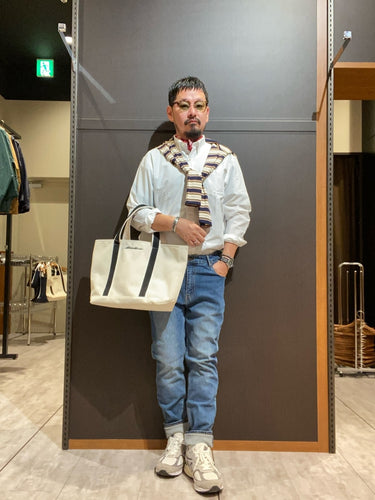 白シャツ×デニム