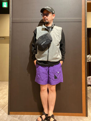 紫のショートパンツを使ったコーディネート