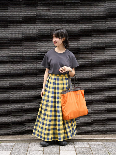 ビビッドなバッグが映える夏のカジュアルコーデ