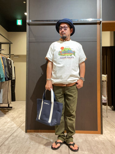 シャツ+Teeのレイヤードスタイル。