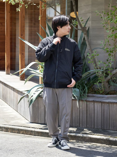 アウトドア風ブラックジャケットスタイル