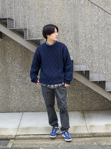 クラシックなネイビーニットスタイル