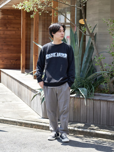 ロゴスウェットとシンプルなパンツのカジュアルコーデ