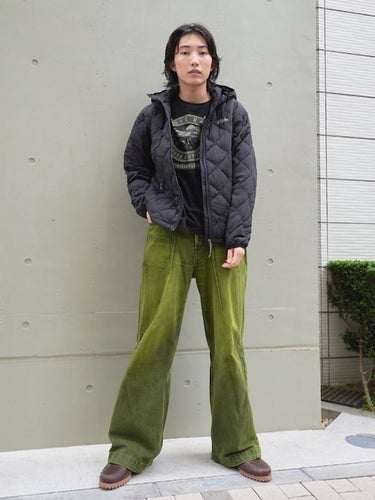 ブラックキルティング×グリーンで魅せる冬の個性派カジュアル