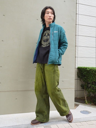 鮮やかなアウターが主役!個性が光るカジュアルアウタースタイル