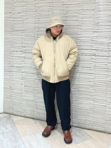 ラフだけど上品!ベージュ×ブラックの絶妙バランススタイリング