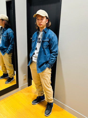 冬にぴったり!デニムシャツ×フリースパンツのシンプルコーデ