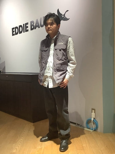 フィッシングベストで作る大人カジュアル!ブラックデニム&BDシャツで上品なバランスコーデ