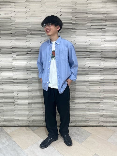 春にぴったり!爽やかブルーのボタンダウンシャツコーデ