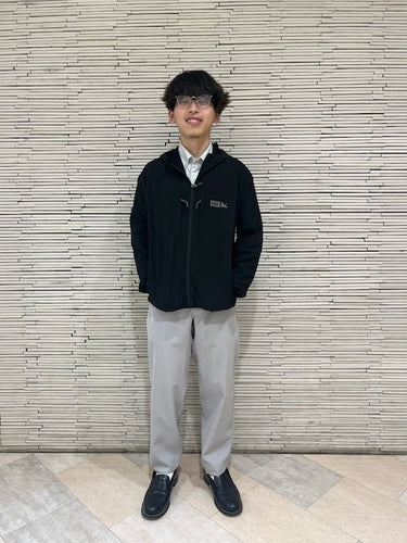 シンプルで落ち着いたグレー×ブラックのクラシックコーデ