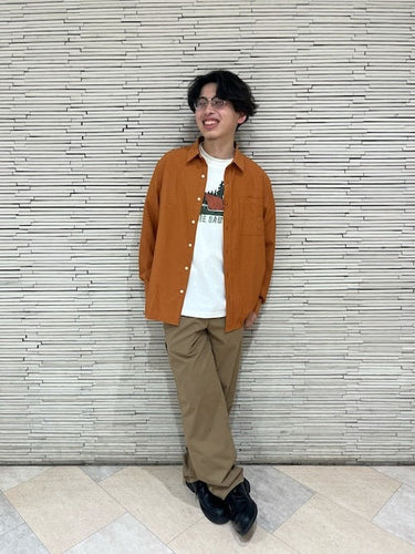 涼しさと爽やかさを兼ね備えたオレンジ&ベージュのシャツスタイル