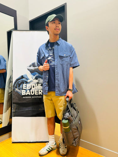 ネイビーで魅せる都会的コーデ × グースプリントTシャツ