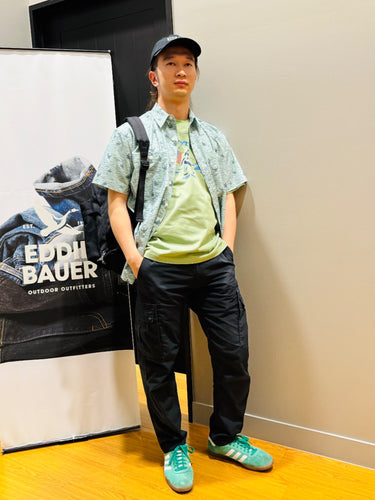 ゴリラ柄シャツの色違いで楽しむ、春の遊び心コーデ