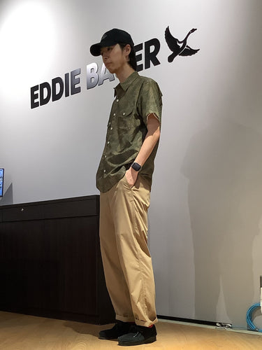 風を通して涼しく。大人のチノ×シャツスタイル