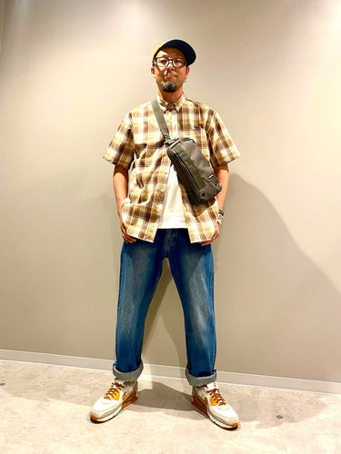 チェックシャツにデニムとシンプルなカジュアルコーデ