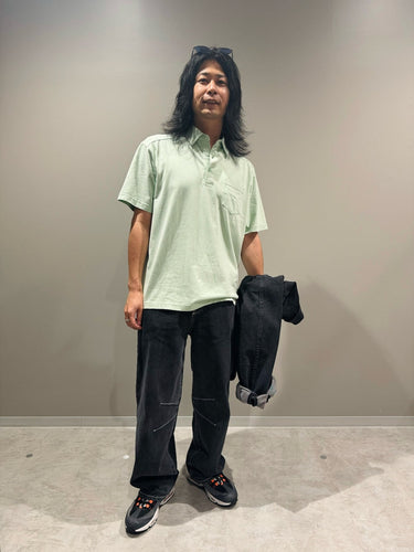 夏らしくグリーンカラーのポロシャツを黒デニム