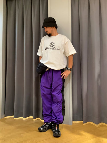 グースロゴteeを使用した トレンド感のあるコーデ