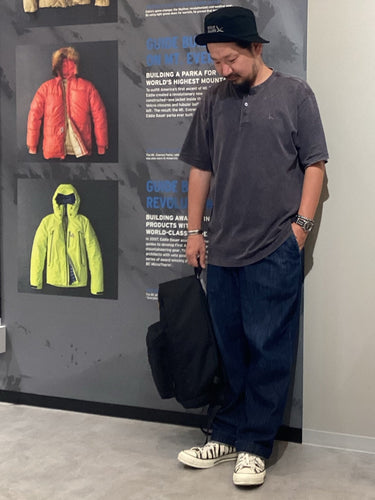 ワイドパンツとスニーカー合わせでストリート