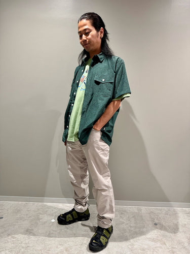 カラーで魅せる、軽快レイヤードスタイル