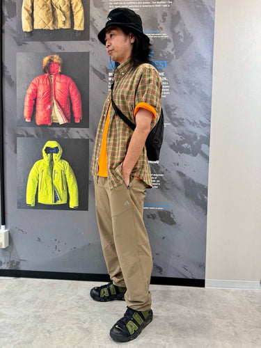 オレンジをメインにした、エディー・バウアーならではのカジュアルコーデ