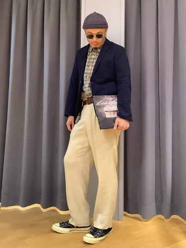 ジャケットとチノパンを使った クラシックな着こなし