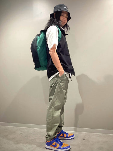 白オックスフォードシャツをアウトドアスタイル