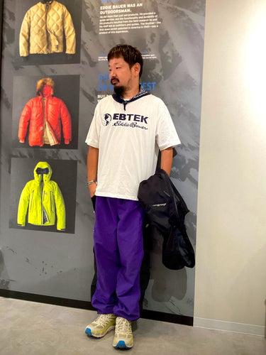 EBテックを上下で着用し、素材感とビビットなカラーでスポーツスタイルで