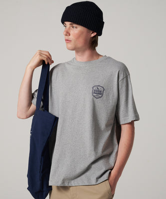 エンブレムロゴプリントTシャツ/EMBLEM LOGO PRT TEE