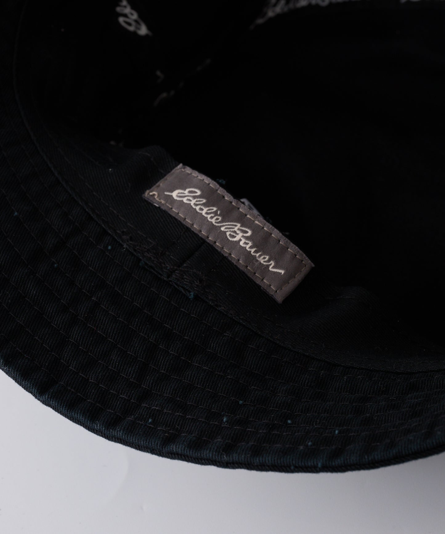 コットンツイル ロゴバケットハット/COTTON TWILL LOGO BUCKET HAT