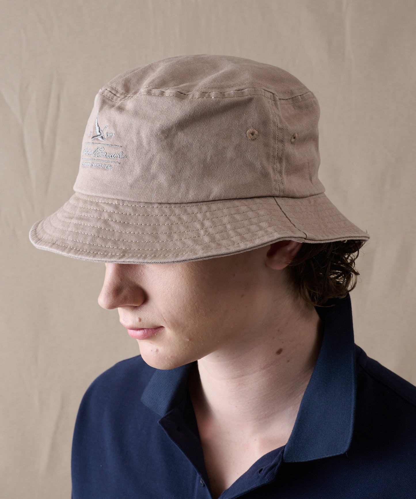 コットンツイル ロゴバケットハット/COTTON TWILL LOGO BUCKET HAT