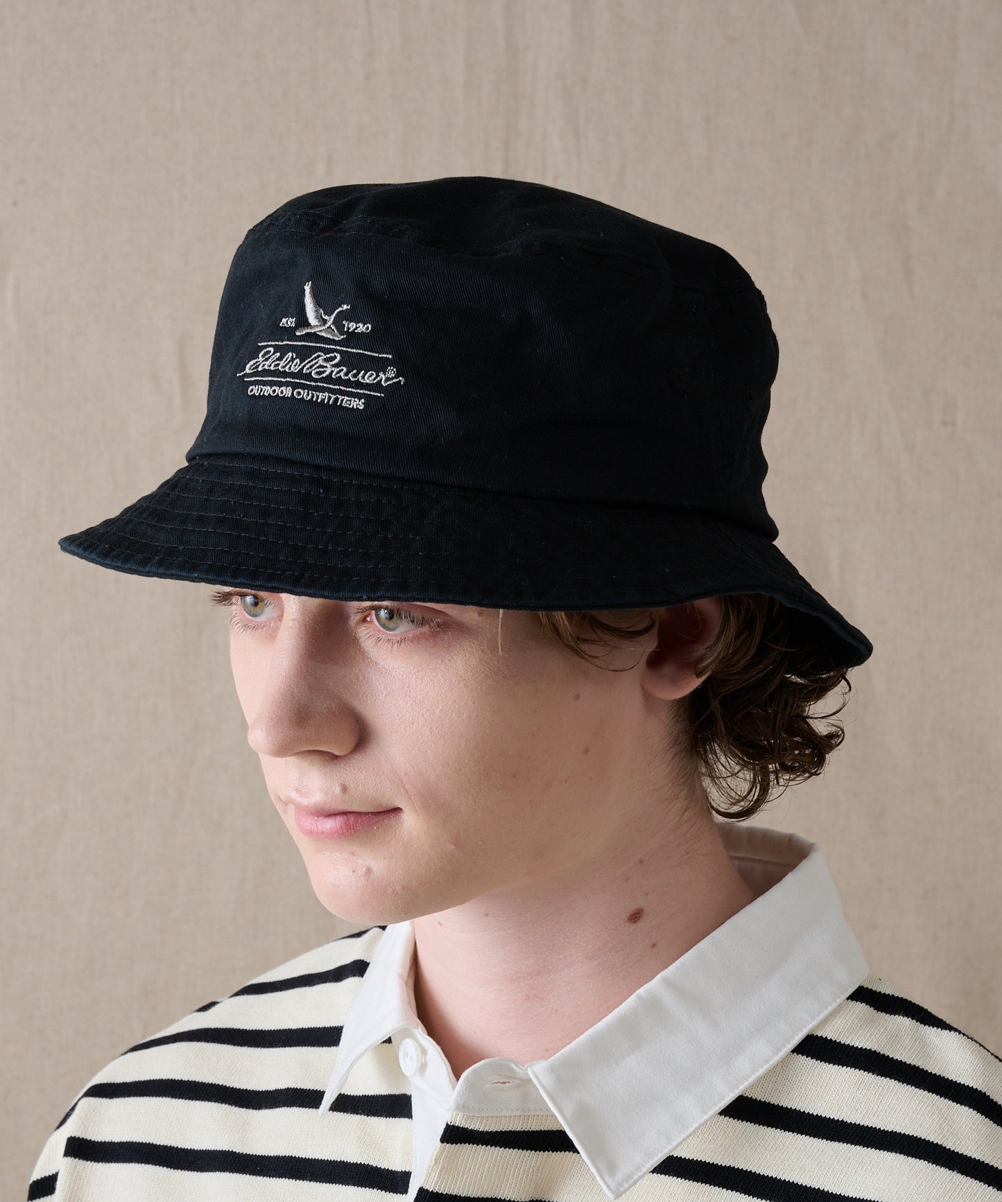 コットンツイル ロゴバケットハット/COTTON TWILL LOGO BUCKET HAT